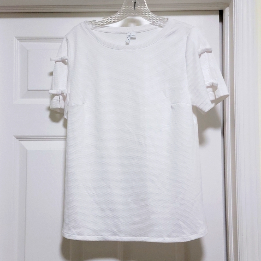 Elle White Top w Bow Sleeve Detail sz Medium